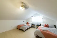 New Remodel/5 Rooms/3Full bathrooms/6TVs/3Kings3Queens/Baby/Dog friendly