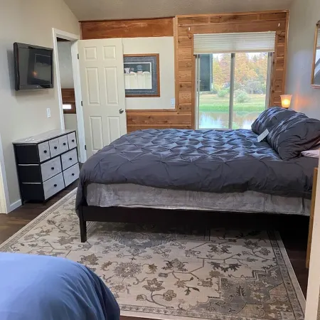 River/Ski Home on Deschutes River, 2 Bedroom-Sleeps 5, 26 Miles to Mt. Bachelor.