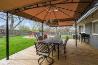 Dolly's Haven: 4BR, 2BA, Game-room, covered deck with fire-pit