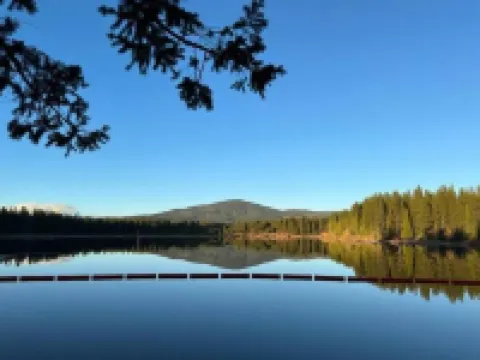 Lassen/McCumber Lake Luxury Cabin with Hot Tub