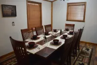 "JUST RIGHT" Spring Sale! Relaxing Mtn Getaway. Hot Tub, Fire Pit, Grill, Games