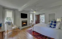 Lake Lanier Farmhouse near Olympic Rowing Venue Hotels near Don Carter State Park