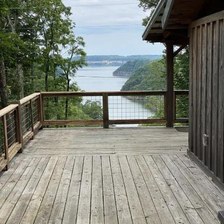 Lake side Abode with a Spectacular year round View of the lake. 🌅