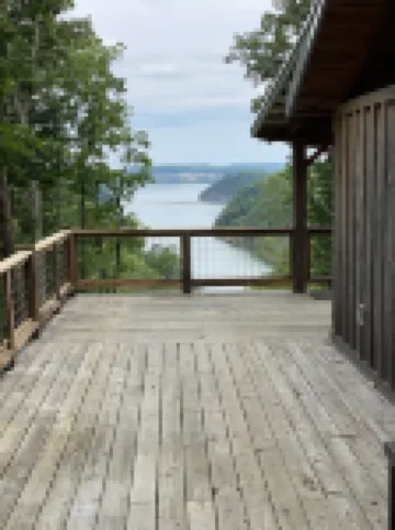 Lake side Abode with a Spectacular year round View of the lake. 🌅