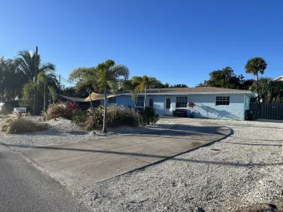 Sailfish Beach House. Gorgeous! Feet from the beach. South Hutchinson Island 3/2 Hotels near Little Jim Bridge Park