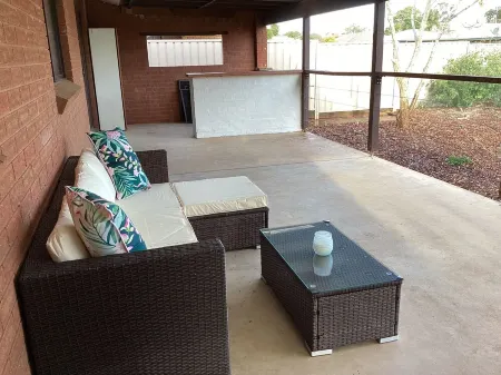 Pet friendly, 3 bedroom home, close to shops, attractions & medical specialists. Отели в г. Даббо