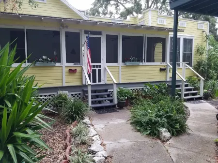 Uptown Classic Bungalow Walk to Castillo de San Marcos, Ripley's, Restaurants!!!