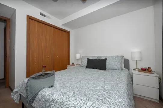 Bright 2Br Walk to Summa Near Akron Hospitals & UA