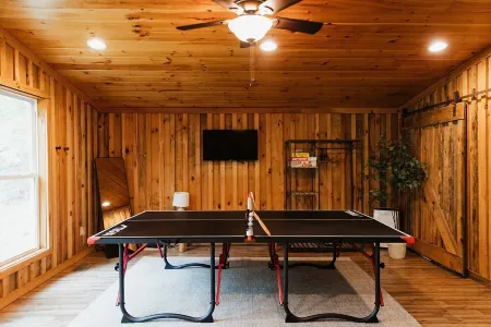 "The Lantern" Woodsy Cabin Experience w/ HotTub