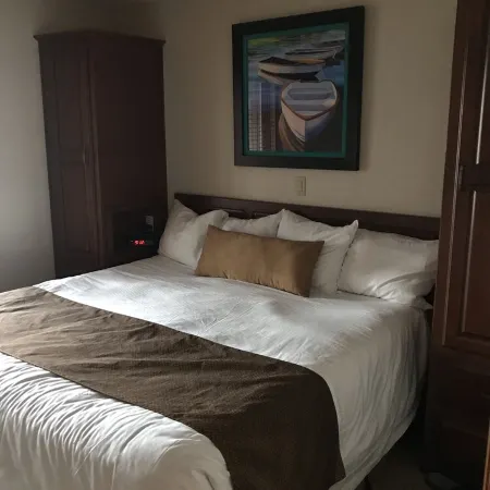Stylish 2 bdrm 2 ba recently remodeled with many amenities for you to enjoy!