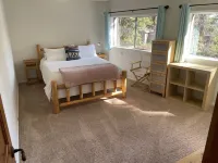 The Lazy Bear Lodge - 3 bedroom cabin w/lake views! - Kings Beach North Tahoe Art Center 주변 호텔
