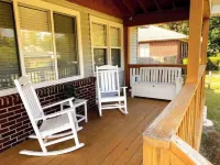Cozy ranch, minutes from both historic downtown Savannah and Tybee Beaches.