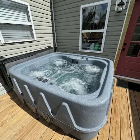 Hot Tub • Downtown Mena 3Br Family Home Отели в г. Мена