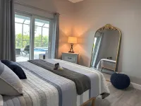 Beautiful Floridian Oasis with Heated Pool, Hot Tub and Close to Beaches!