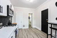 The Downtown Hive:  Sophisticated stay steps from Main St Bethlehem!