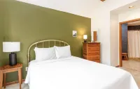 House 4bd-3bth-fire pit-screen porch-outdoor pool - close to everything