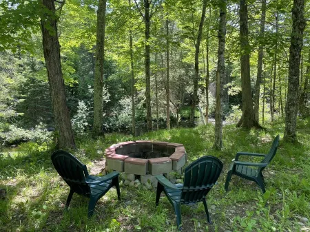 Beautiful log cabin on the Pendleton Creek!