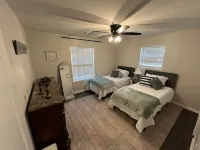 The Lily Pad. 3 bd/1ba. 4 beds. Center of town! Fenced backyard! - 3-Sterne
