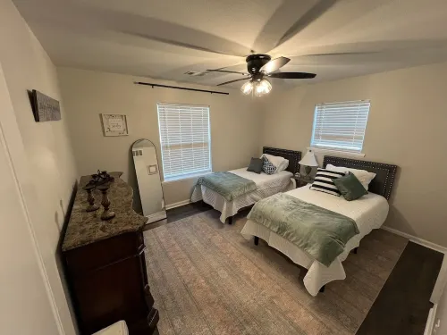 The Lily Pad. 3 bd/1ba. 4 beds. Center of town! Fenced backyard!