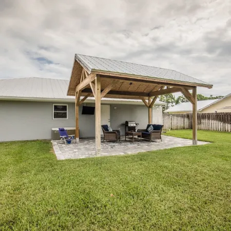 🍹🌞 Boater's Paradise!  Fenced Yard, Boat Parking, 6 miles to Beach!