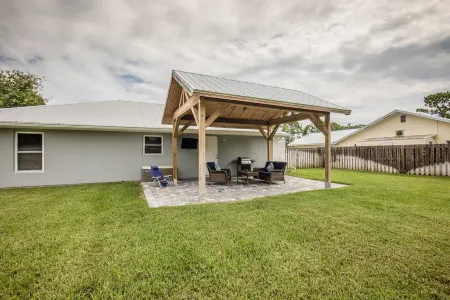 🍹🌞 Boater's Paradise!  Fenced Yard, Boat Parking, 6 miles to Beach! Отели в г. Себастиан