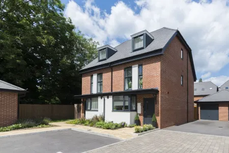 Greenfield Modern 3 Bed room Home - Southscote lane, Reading