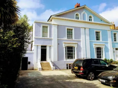 Lovely 2-bedroom heathside flat in great location