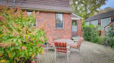 Historic 3 BR Home w/ Game Room Near Millikin Univ. Отели рядом с достопримечательностью «Glass House»