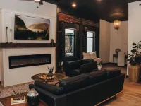 The McKinzie Penthouse! newly renovated 2-King bedroom / 2-bathroom. Hotels in Grayson County