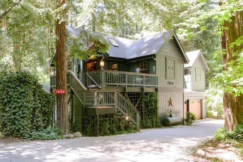 Molly’s Creekside Cabin, on Lovers Lane (Sonoma Wine Tasting/Biking Getaway)