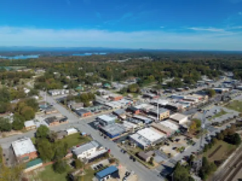 Renovated Bungalow 1 Block from Downtown Seneca! 7 miles from Clemson! Hoteles en Seneca