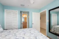 Tranquil Top Floor Condo w/ Ocean Views close to Attractions in the Upper Keys
