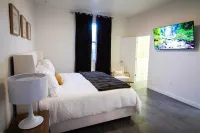 Near Fort Lauderdale airport, beach & casino!King suite, games, pool & jacuzzi!