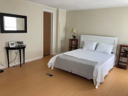 Belgrade Lakes Cottage w/ Long Pond beach access close to Augusta, Colby College