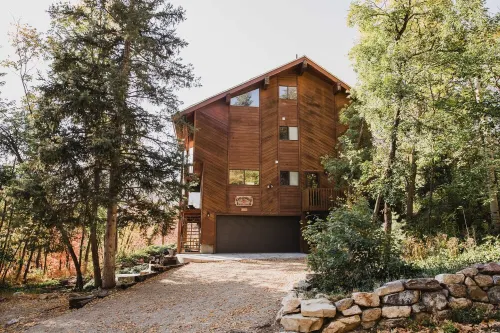 Gorgeous views and two decks! Large open cabin, short walk to lodge - Sleeps 14