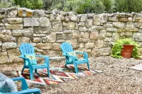 Romantic Ava Haus Cottage. 3 minutes to Main! See our other 4 Ava Haus rentals.