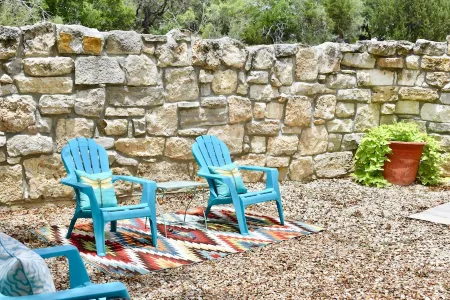 Romantic Ava Haus Cottage. 3 minutes to Main! See our other 4 Ava Haus rentals.