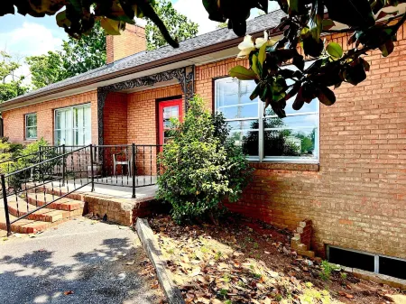 "Upper Magnolia"- Nice 2 Bed Apt Fully Remodeled and Stocked