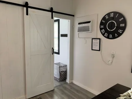 Adorable 1-Bedroom Guesthouse in Spanish Fort Отели в г. Болдуин