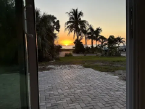 2 Bedrooms, Bay WaterViews, Beaches, shops, Marina, fishing, all near by Hoteles en Whitfield