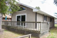 Charming and Cozy, 3-Season, Fence Lake Cottage with Beautiful Sunset View - Balkoner