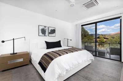 Luxurious Modern Masterpiece in Uptown Sedona Отели в г. 