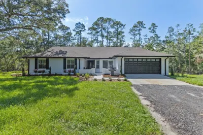 Charming 4-Bed 2.5 Bath Modern Home on 5 Acres. Pond, Trails, Wildlife. Sleeps 8