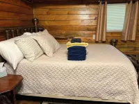 Cozy 200 ft tiny house with WiFi, AC, located in nature and close to so much.