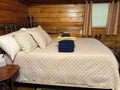 Cozy 200 ft tiny house with WiFi, AC, located in nature and close to so much.