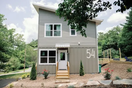 The Sundrop House: Chic Getaway minutes from everything