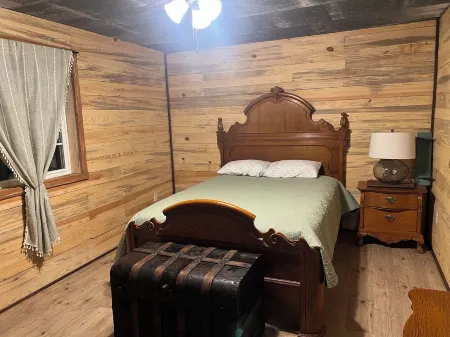 Honey Springs Cabin- restored historic cabin 12 minutes from Lake of the Ozarks