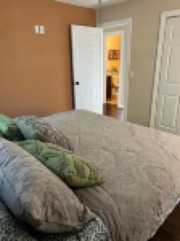 Nicely Decorated 2+ Br Home in Quiet Neighborhood