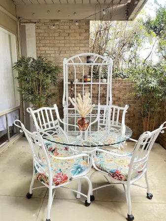 Welcome to "The Happy Haven Located in the heart of the city. Отели рядом с достопримечательностью «Иден Сентер»