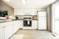 ❀ Stunning ❀ Townhouse with A/C! Sleeps 5 People